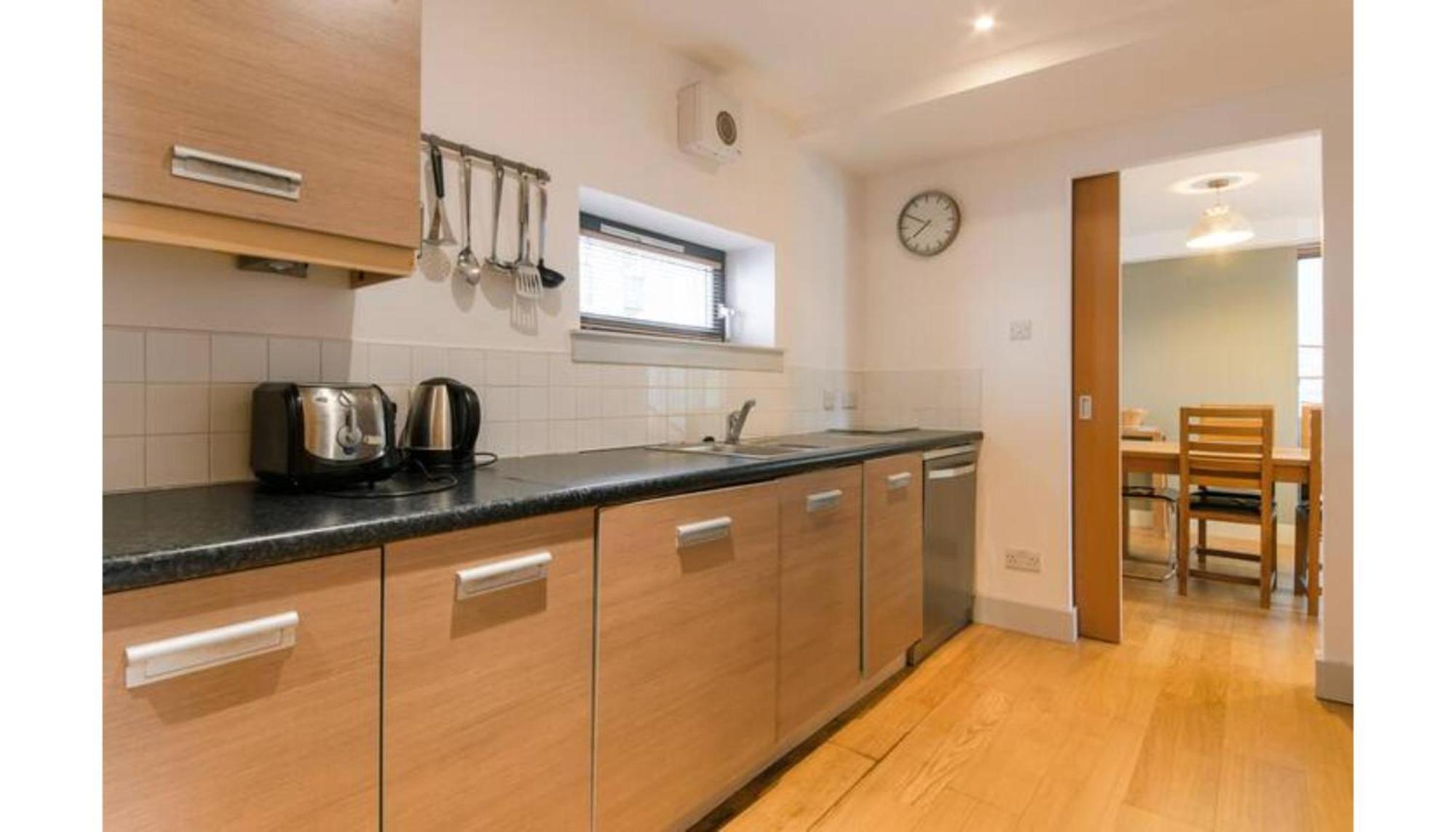 Modern Flat In The Middle Of Old Town Apartment เอดินบะระ ภายนอก รูปภาพ